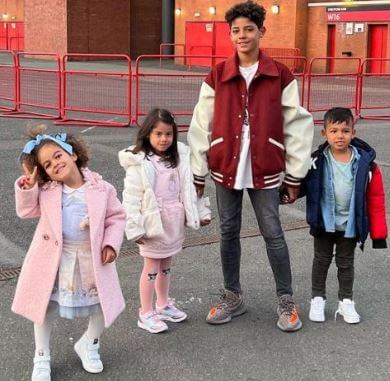 Alana Martina dos Santos Aveiro with her siblings.